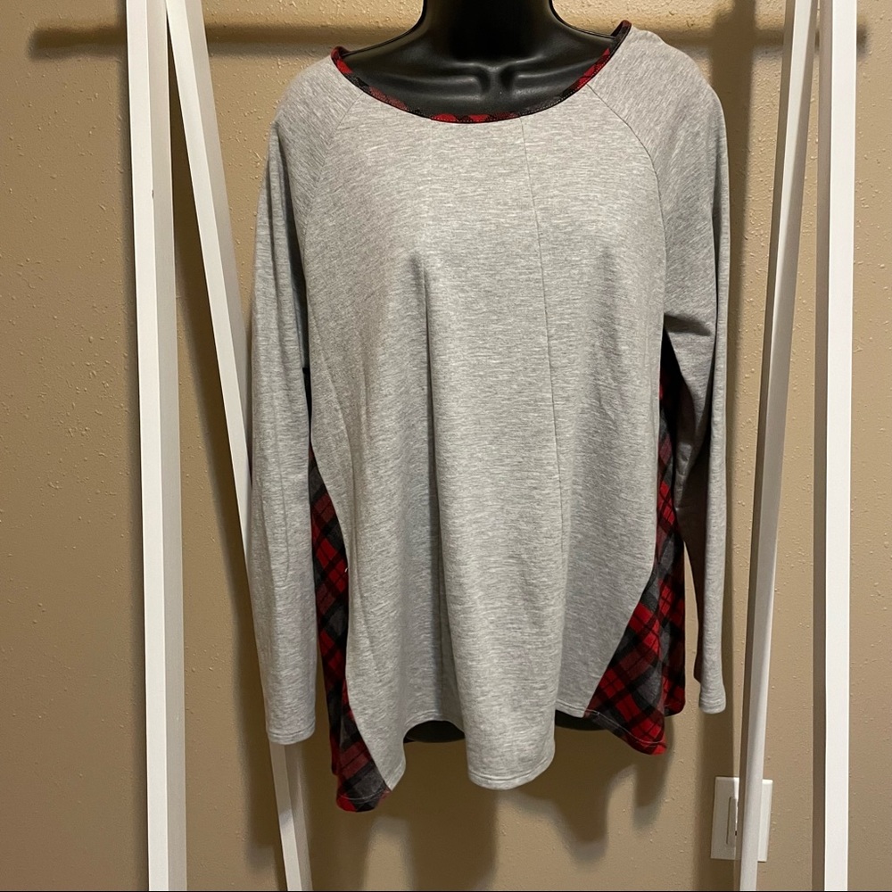 M Erin London light gray top with plaid back panel.